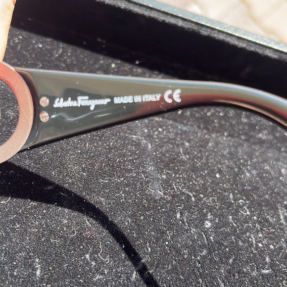 Salvatore Ferragamo sunglasses with rhinestone temple - Picture 4 of 7